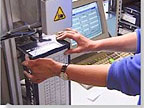 In order to save space the shoe cartons are only assembled just before the packing and labelled. This is done semi-automatically by a labelling machine.